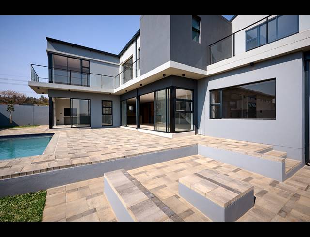 5 BEDROOM HOUSE FOR SALE IN HELDERFONTEIN ESTATE